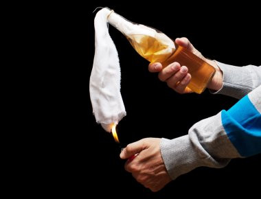 Νέες επιθέσεις κατά των ΜΑΤ με βόμβες μολότοφ στο κέντρο της Αθήνας